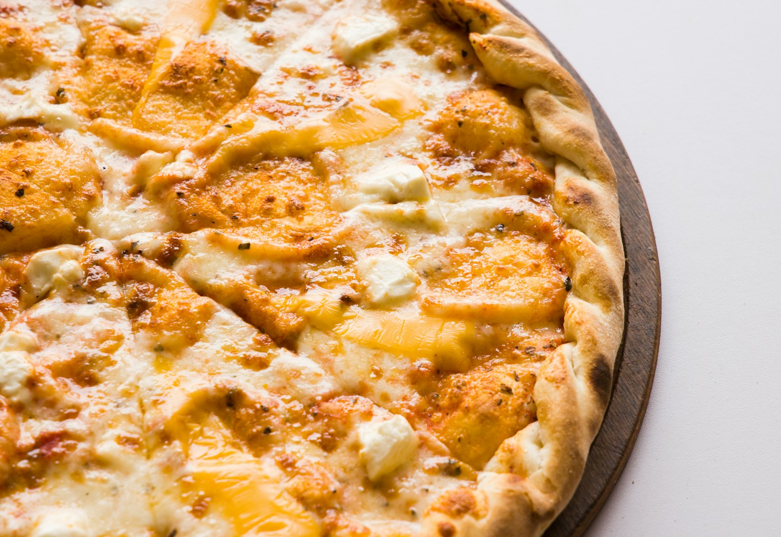 Pizza hawaiana artesanal recién horneada